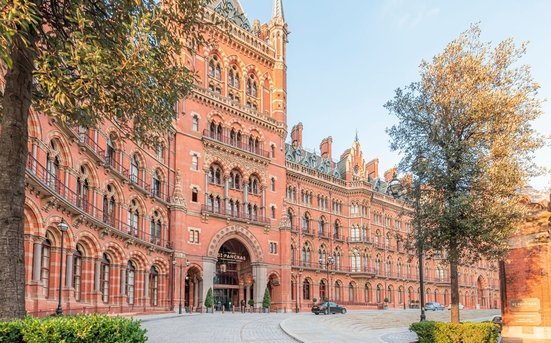 A_Light Filled_Apartment_in_Londons_Iconic_St._Pancras_Chambers_Building