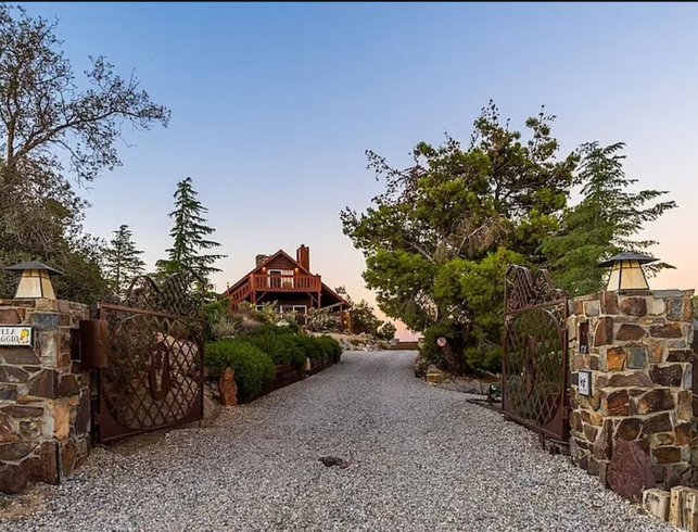 Frank_Sinatras_7.5_acre_compound_with_THREE_homes_two_saunas_and_a_helipad_goes_on_sale_for_4_million_image_1